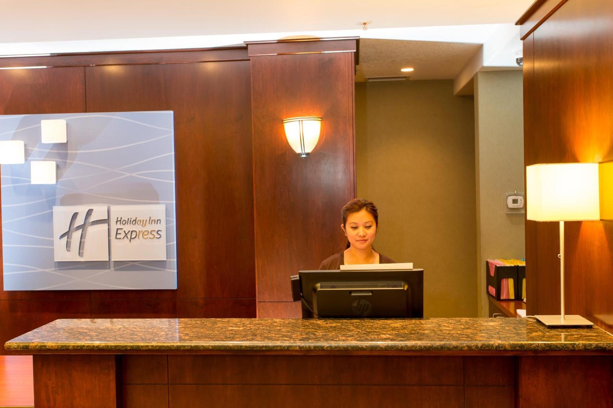 Holiday Inn Express & Suites Drayton Valley By Ihg Exteriér fotografie